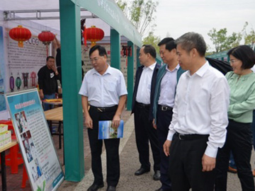 Dong Xiaoyu, mayor of Xingtai City (first from the right), v